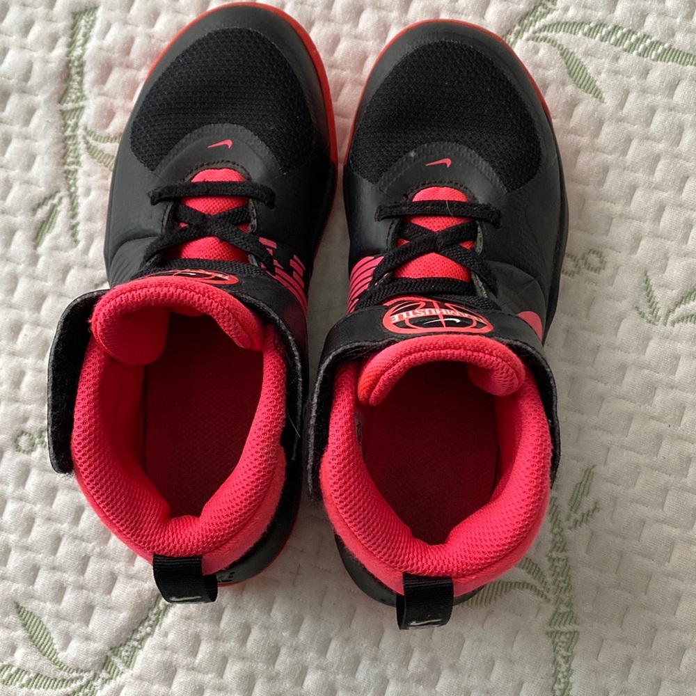 ❌sold❌NIKE team hustle D 9 kids shoes